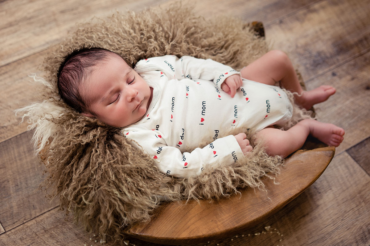 Neugeborenes-Baby-schlaeft-waehrend-des-Neugeborenen-Fotoshooting-Donna-Bellini-Studio in Muenchen