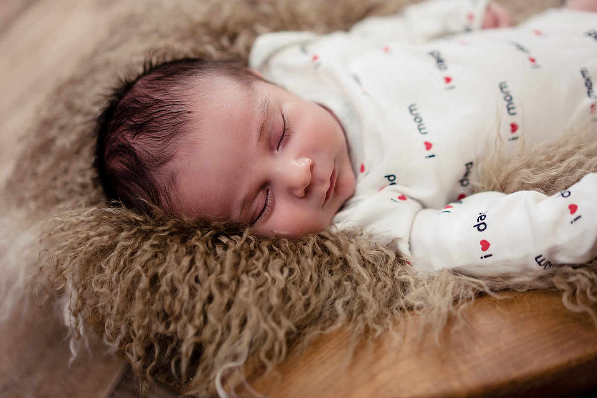 Neugeborenes-Baby-schlaeft-waehrend-des-Neugeborenen-Fotoshooting