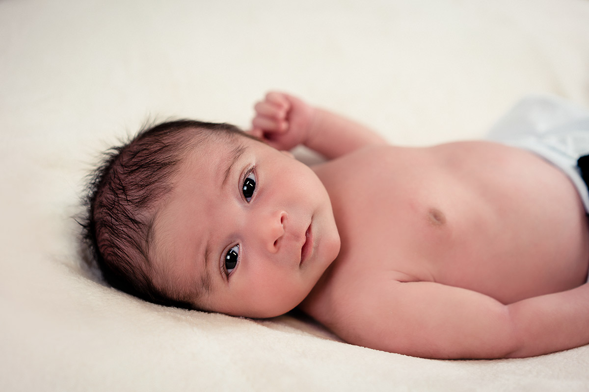 Neugeborenes-Baby-waehrend-des-Neugeborenen-Fotoshooting-Donna-Bellini-Fotostudio