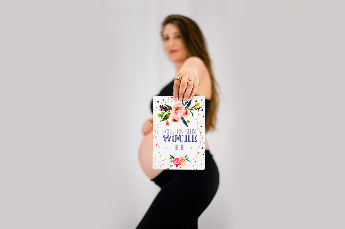 Schwangere Frau im Babybauch Shooting waehrend eines Schwangerschaftsshooting Donna Bellini Fotostudio