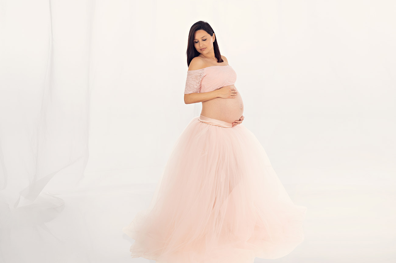 Schoene schwangere mit elegantem Kleid