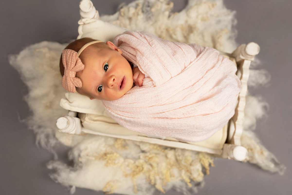 romantisches-Neugeborenen-Fotoshooting-mit-wunderschoenen-Kleidern
