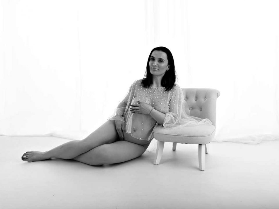 schwangerschaft-fotoshooting-muenchen-bilder-schwarz-weiss