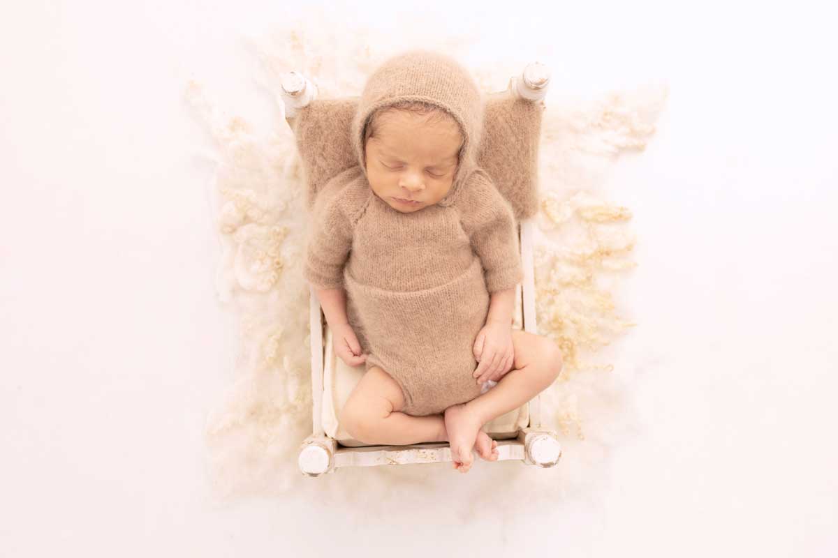 babyshooting-muenchen-Neugeborenes-Baby-in-seinem-Bett-schlafend-waehrend-eines-Neugeborenen-Fotoshootings