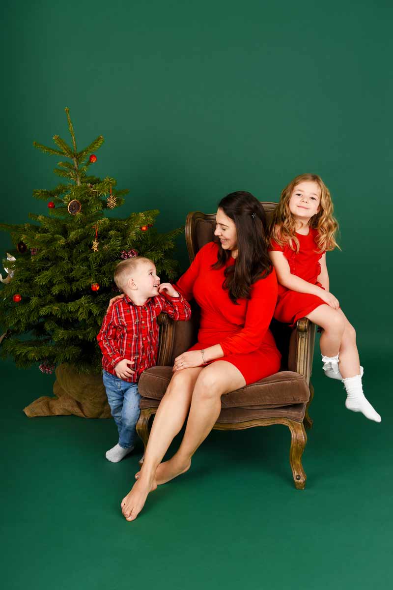 Weihnachts-Familien-Fotoshooting-im-Fotostudio-in-Muenchen-mit-natuerlicher-Dekoration-mit-einem-echten-Weihnachtsbaum