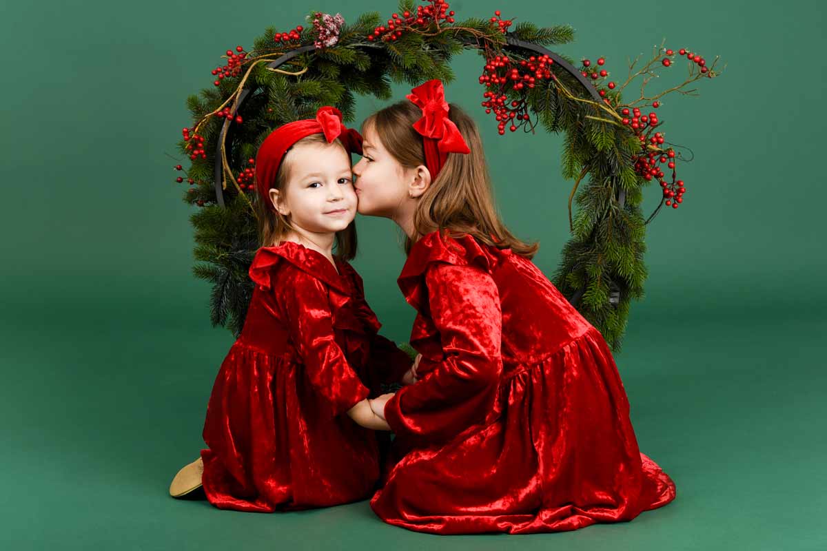 Weihnachts-Fotoshooting-Zwei-Schwestern-die-waehrend-eines-Fotoshootings-spielen