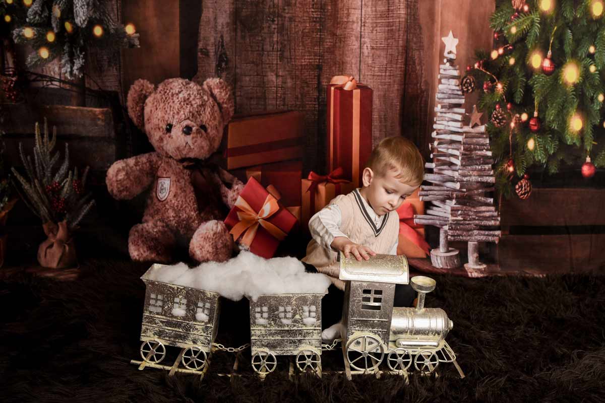 Weihnachts-Fotoshooting-in-einer-Dekoration-mit-Teddybaer-und-Spielzeug