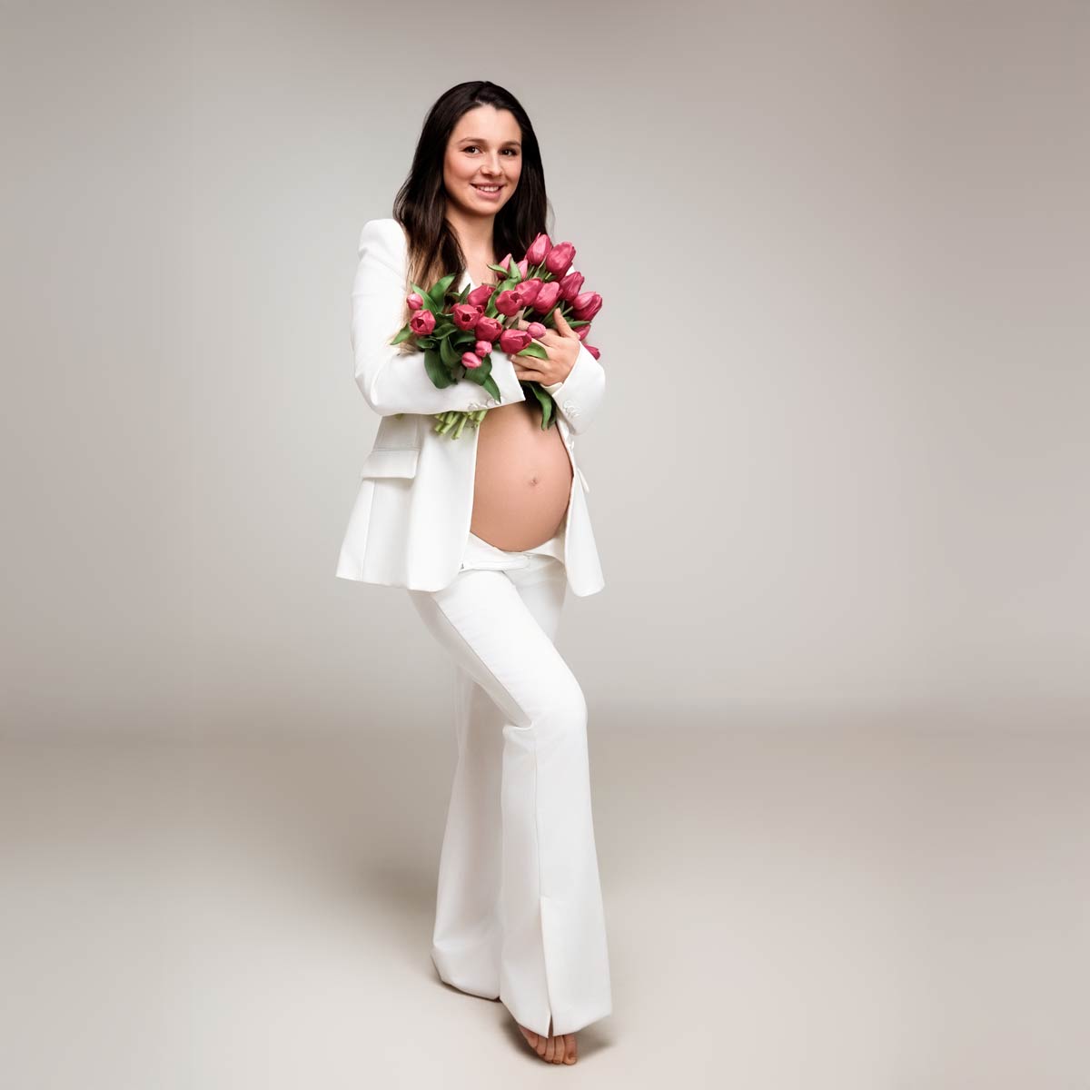 babybauch-shooting-in-Muenchen-mit-Tulpen