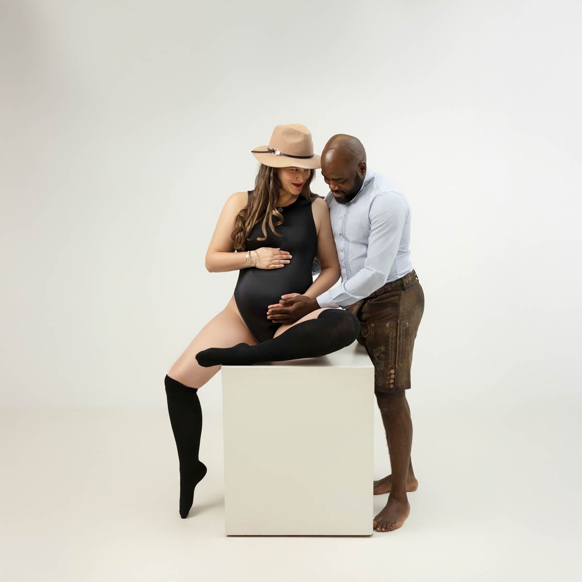 Babybauch-Fotoshooting-mit-Partner-in-Muenchen
