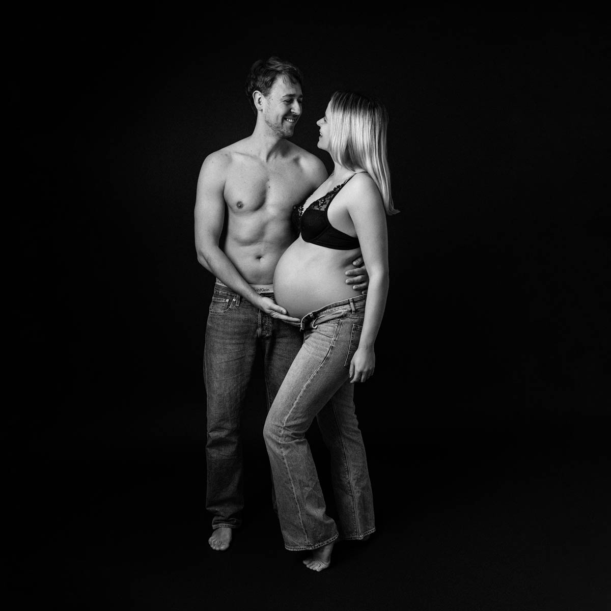 schwangerschaft-fotoshooting-minimalistisch-studio-muenchen